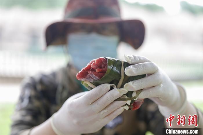 北方森林动物园端午开席 动物品尝粽子大餐