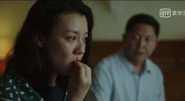 ▲《隐秘的角落》剧照,剧中朱朝阳的妈妈周春红。
