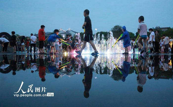 江苏扬州：喷泉戏水享夏日清凉