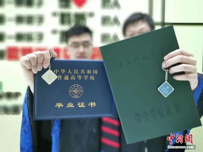 学生自制芯片成为毕业礼物。电子科技大学示范性微电子学院供图