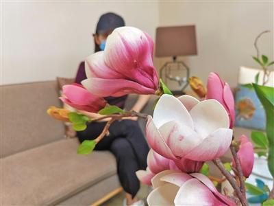 38岁的宫女士在百合婚恋App遇到一名自称罗源的男子,跟随对方投资被骗30余万元。