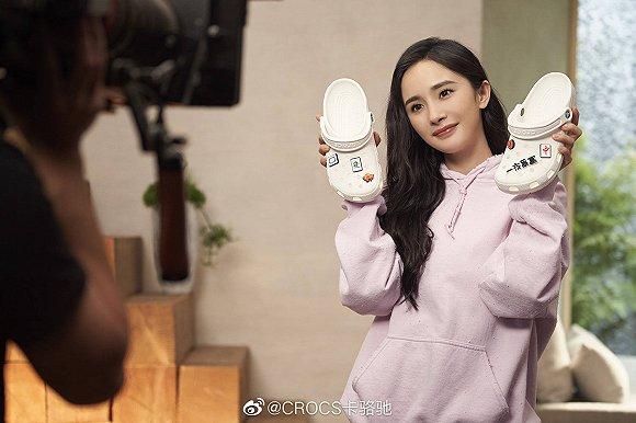 Crocs官宣杨幂为品牌全球代言人 图片来源:Crocs官方微博