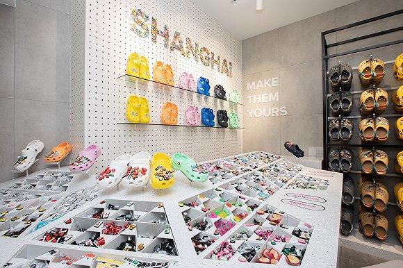 Crocs在上海兴业太古汇开设的全球首家能量中心店 图片来源:Crocs