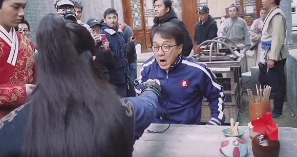 ▲成龙在现场指导动作戏