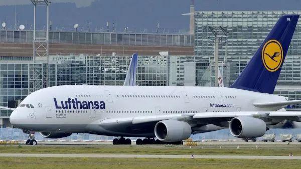 ▲资料图片:2010年11月5日,一架德国汉莎航空公司的空客A380客机在法兰克福机场跑道上滑行。(新华社发)