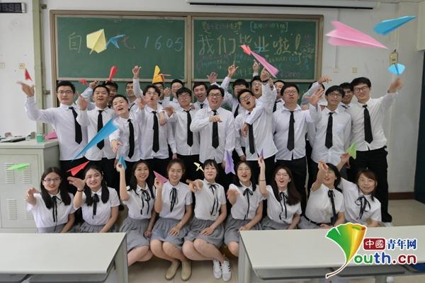 中国石油大学(华东)自动化2016级5班全体成员。中国青年网通讯员 熊壮壮 摄