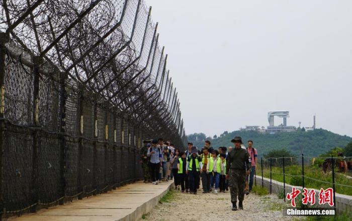 资料图:2019年,韩国向公众开放非军事区徒步游,图为游客正在体验徒步游,步道周围铁丝网环绕。中新社记者 曾鼐 摄
