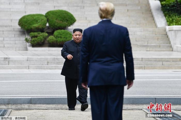 资料图:2019年6月30日,美国总统特朗普与朝鲜最高领导人金正恩在韩朝非军事区见面。