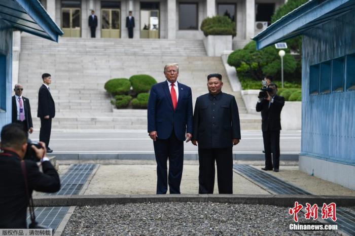 资料图:2019年6月30日,美国总统特朗普与朝鲜最高领导人金正恩在韩朝非军事区见面。