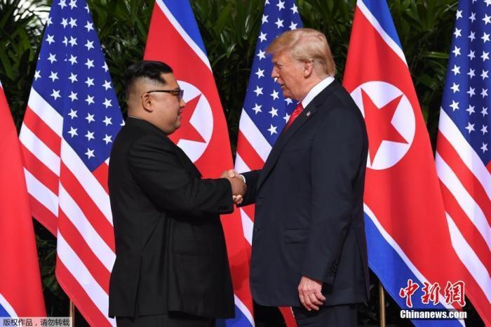 资料图:2018年6月12日,朝鲜最高领导人金正恩与美国总统特朗普在新加坡嘉佩乐酒店举行首次会晤。