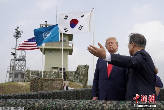 资料图:2019年6月30日,正在韩国访问的美国总统特朗普,在韩国总统文在寅陪同下,来到朝韩非军事区。