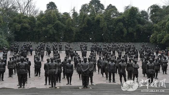 成都建川博物馆聚落的中国壮士广场雕像群,将人们带进浴血奋战的年代。胡晓宇 摄