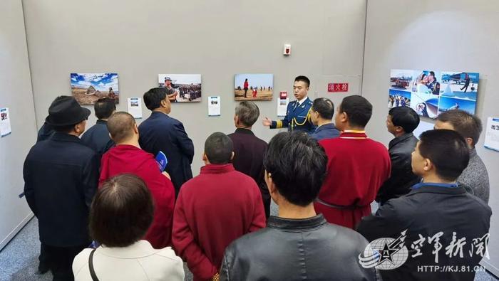 参观“我爱祖国的蓝天”主题摄影展的市民,对人民空军发展建设史深切关注。刘畅 摄