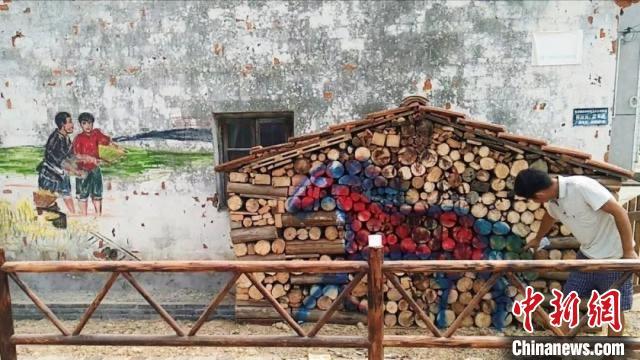 庆丰村里的农村画。 王佳慧 摄