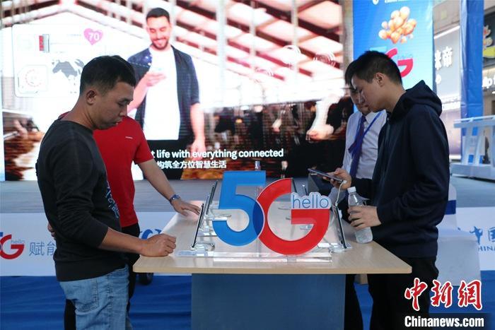 资料图:民众选购5G手机。中新社记者 林馨 摄