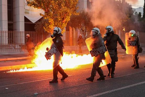 Riot police walk past flames as they clash with protesters outside the U.S。 embassy in Athens, Greece, June 3, 2020。 REUTERS/Alkis Konstantinidis