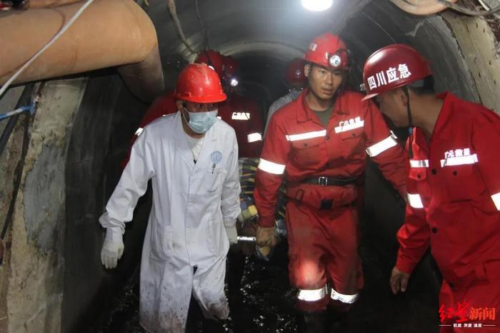 被困隧道7天后获救，工人讲述惊魂求生： 敲钢管、喝尿，若一人肯定挺不过