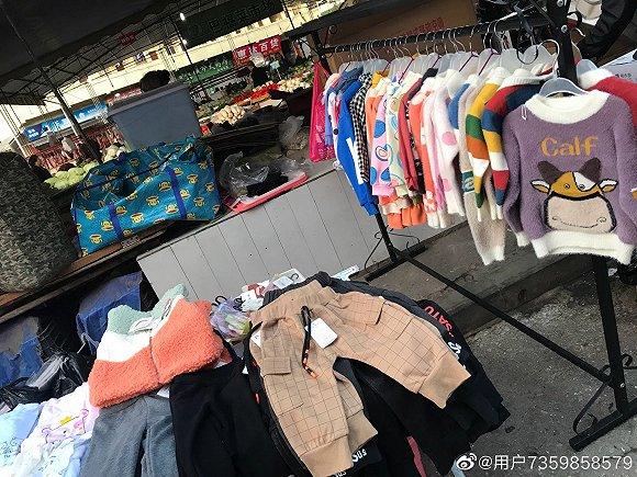 图片来源:童装地摊创业小青年。地点:重庆