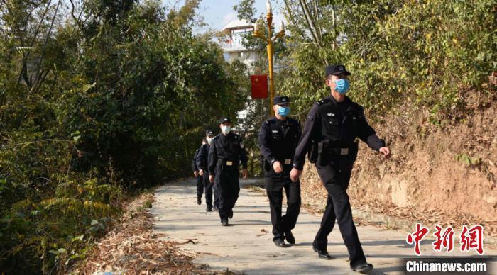 图为民警在边境线上巡逻。云南省公安厅供图