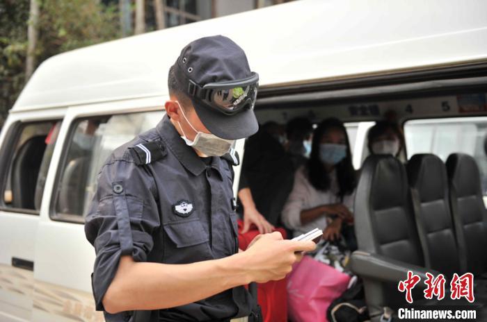 图为民警在边境地区检查过往车辆。云南省公安厅供图