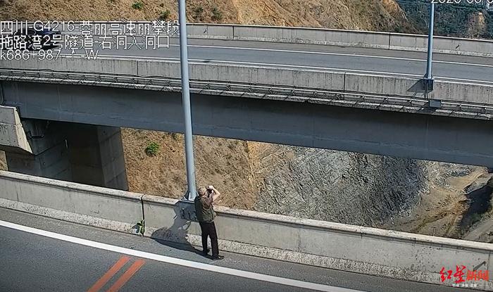 记6分罚200！男子丽攀高速应急车道停车拍照，为找角度爬60米大桥护栏