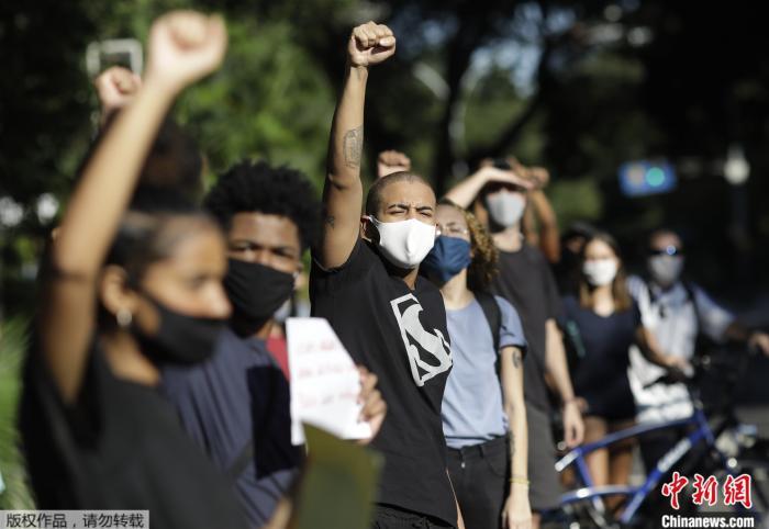 当地时间5月31日,巴西里约热内卢州政府外,人们抗议警察暴力执法。