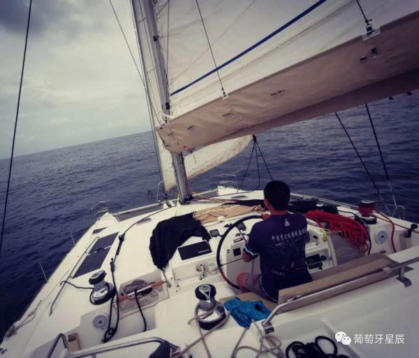 “青岛梦想号”双体帆船圆满完成环球航行，英雄船长徐京坤抵达亚速尔