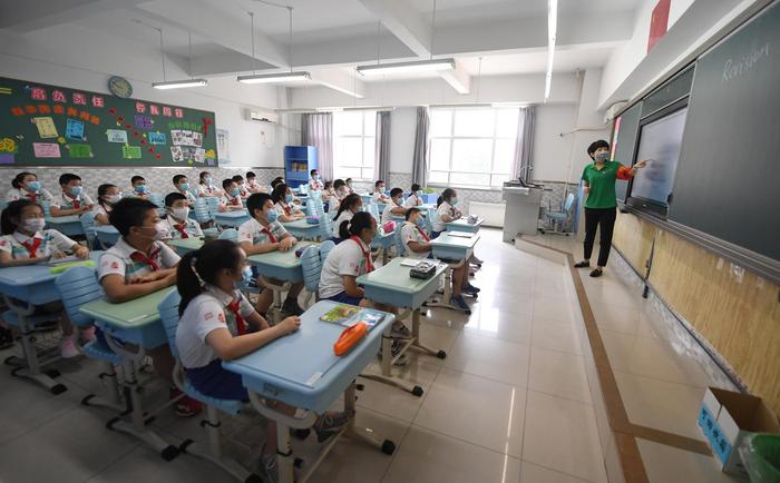 8个班同学在上课、课间休息、如厕、午餐、放学时均采用错峰方式。