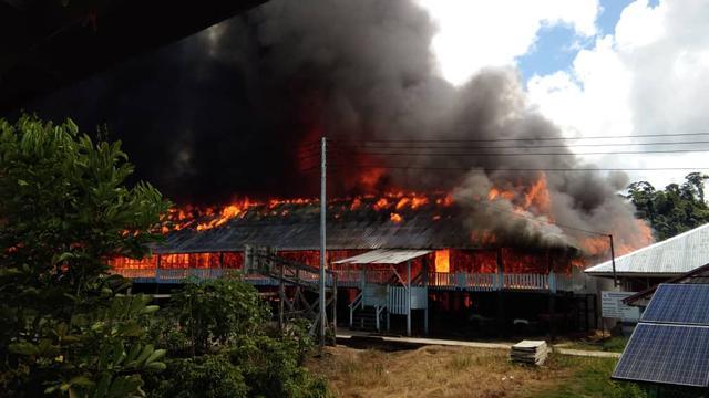 马来西亚沙捞越州一原住民传统特色长屋起火 60人无家可归