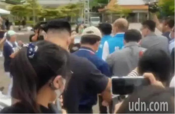 韩国瑜到高雄市立殡仪馆景行厅追吊“议长”许昆源(图片来源:台湾《联合报》)