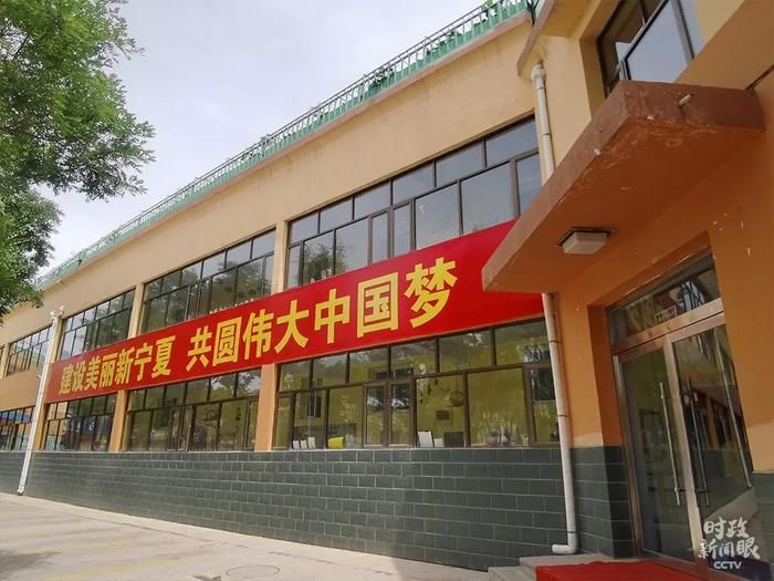 △今年3月,红寺堡摘掉了自治区贫困县的帽子。(总台央视记者史伟、杨波拍摄)