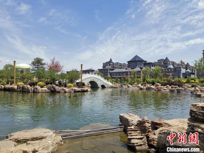 图为恼包村里景区。 乌娅娜 摄