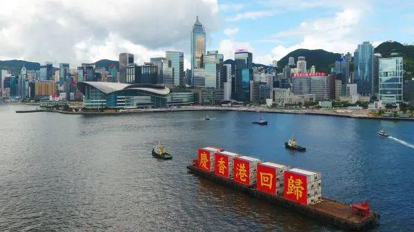 ▲7月1日,载着“庆香港回归”标语的船只从香港维多利亚港驶过,庆祝香港回归祖国23周年。(新华社)