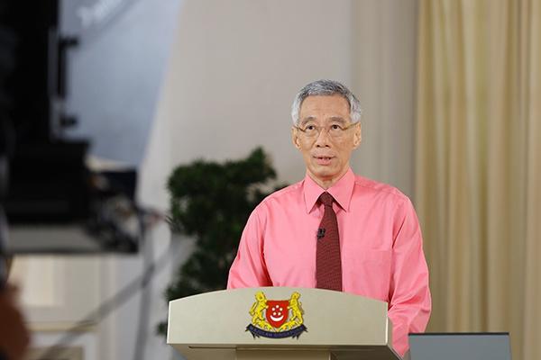 新加坡总统哈莉玛23日宣布,在新加坡总理李显龙的建议下,她当天解散国会,颁布选举令。图为新加坡总理李显龙在新加坡总统府发表讲话。新华社 图