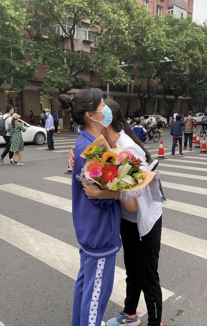 在广渠门中学考点外,一名考生与家长拥抱。 新京报记者 戚望 摄
