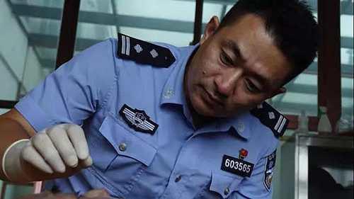 (张宇在检查受害人尸体)