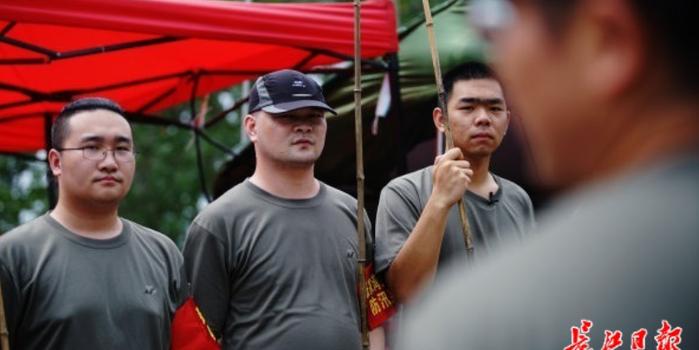 武汉小伙高考完就上防汛大堤!他说:这是我的成人礼