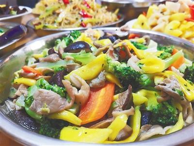 海口一市民将波罗蜜的果肉用于菜肴烹饪。 图片来源:霍筱薇/摄