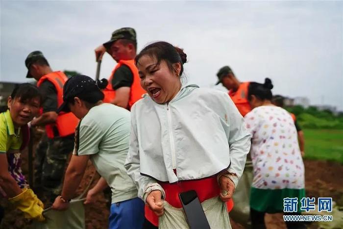 谢谢你！在暴雨中乘风破浪的逆行者！