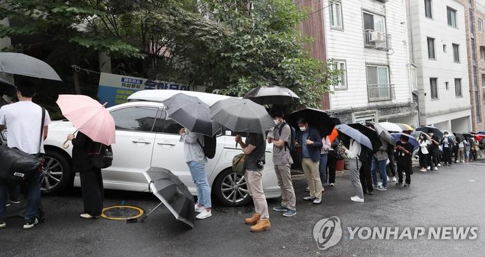 韩国媒体等待参加记者会,图片来源:韩联社