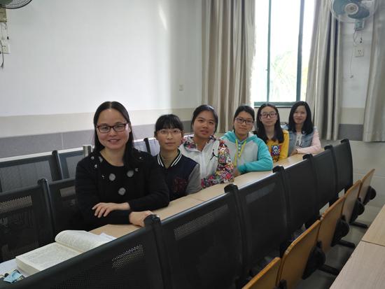 黄灯(左一)给2015级学生上课。受访者提供