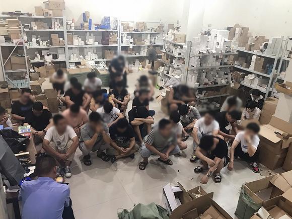 公安机关在假货窝点控制20余名犯罪嫌疑人