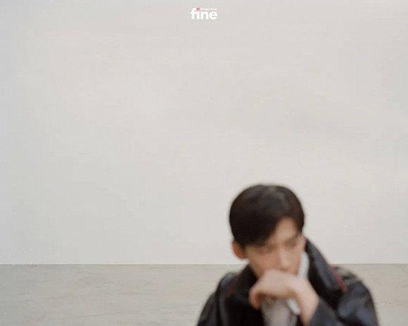 黑色皮衣、白色衬衫 均为 Balenciaga