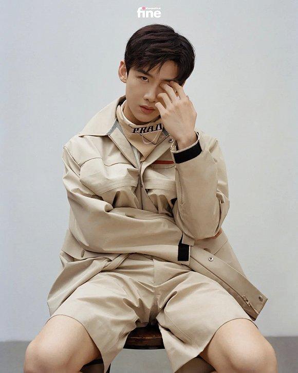 卡其色工装外套、卡其色短裤、米色方巾 均为 Prada