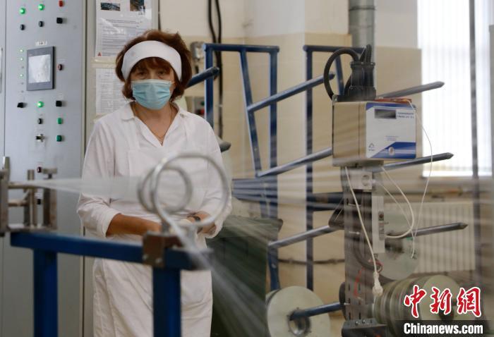 喀山直升机厂工人正在工作。 王修君 摄