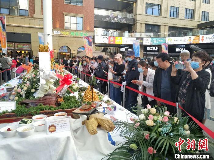 图为在西宁市城中区河湟文化旅游艺术节现场的市民们。 鲁丹阳 摄