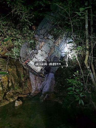 万幸！上海夫妻驴友开越野车掉进40米高瀑布，失联4小时后被救