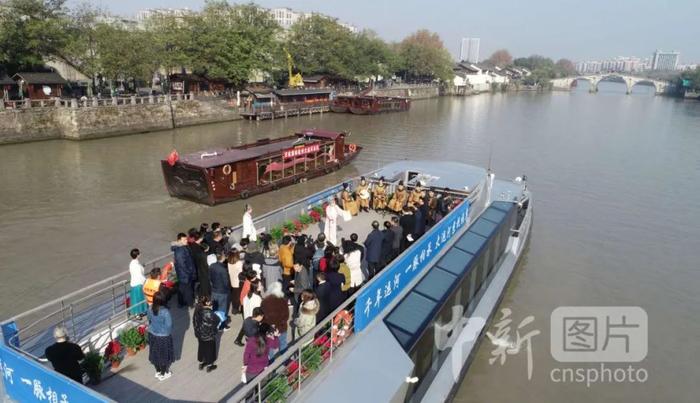 图为大运河京杭雅集时,京杭艺术家泛舟大运河。活动主办方供图