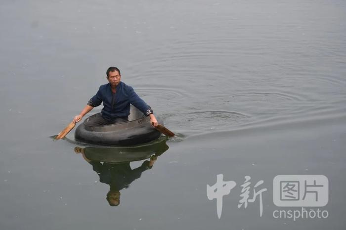 图为丽水古堰画乡景区,村民划着小巧的抓鱼船归来。中新社 王刚 摄