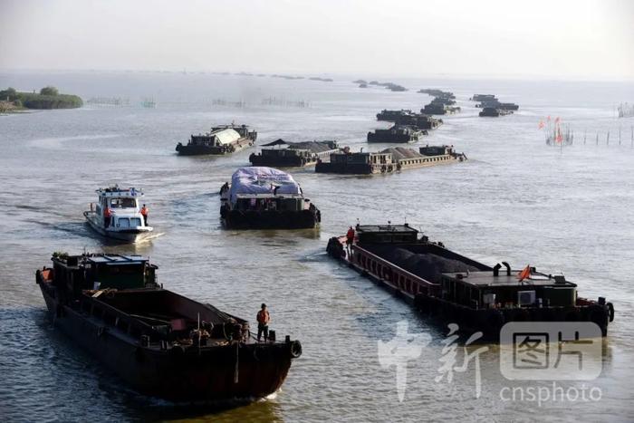 图为运输船穿越太湖、途经大运河水系到江苏无锡、苏州。周雨顺 摄